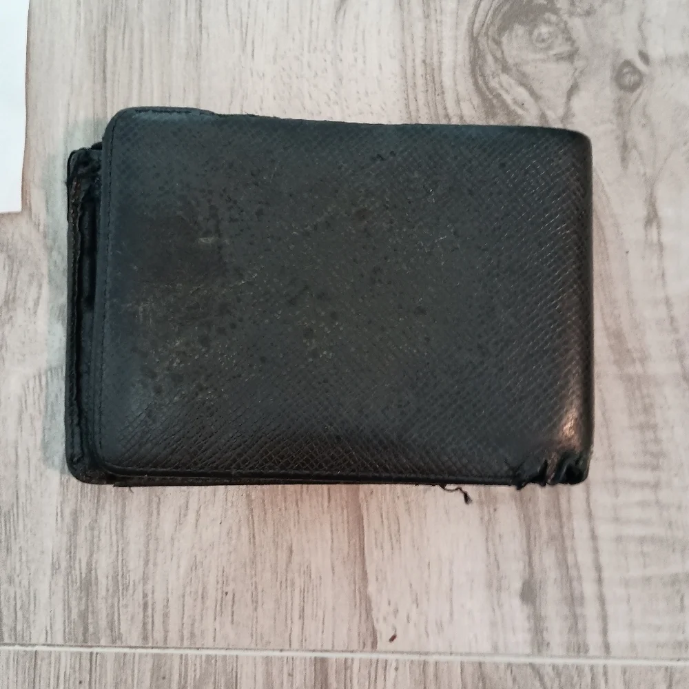 Authentic Louis Vuitton Black Taiga Leather Mens Multiple Wallet